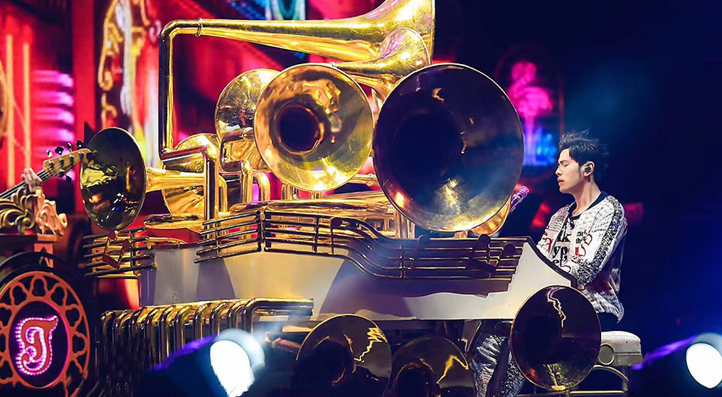 一号娱乐透明屏和荧光棒系列产品亮相2022周杰伦新加坡演唱会