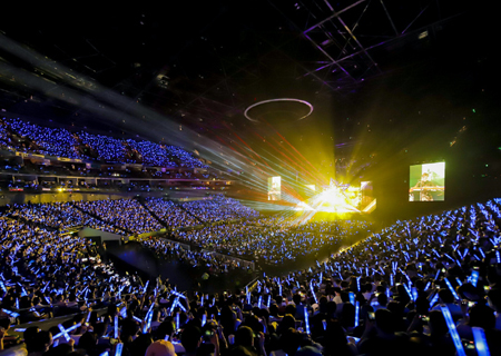 一号娱乐LED透明屏闪耀伍佰ROCK STAR上海演唱会！