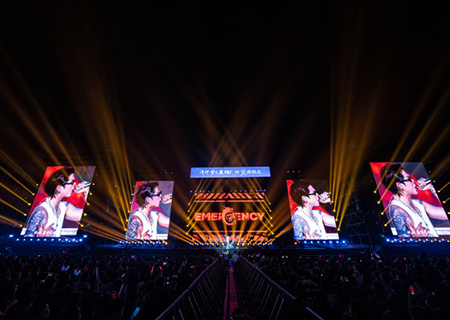 一号娱乐荧光棒助力时光演唱会震撼开唱